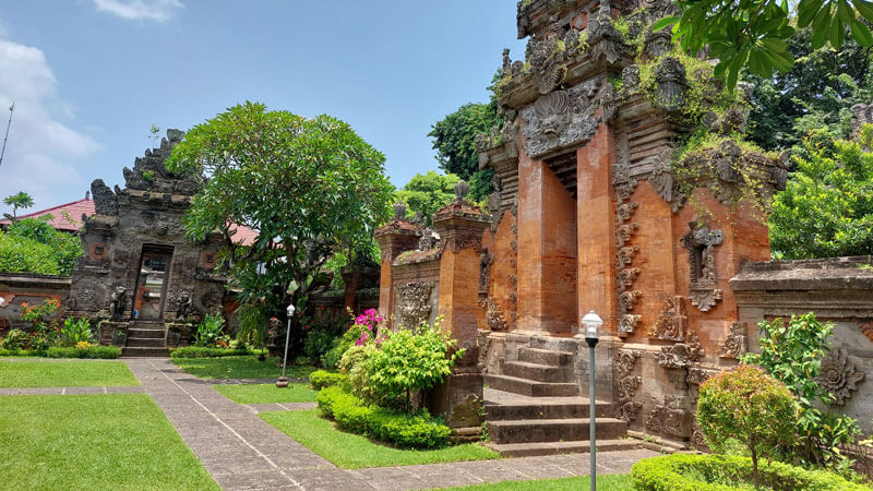 The main gate of the Bali Museum with traditional architecture.