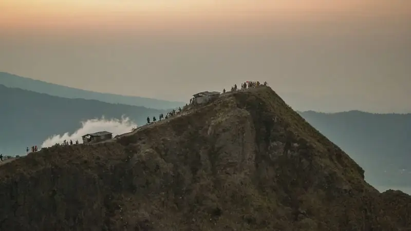 Quiet summit moment with scattered trekkers at early light