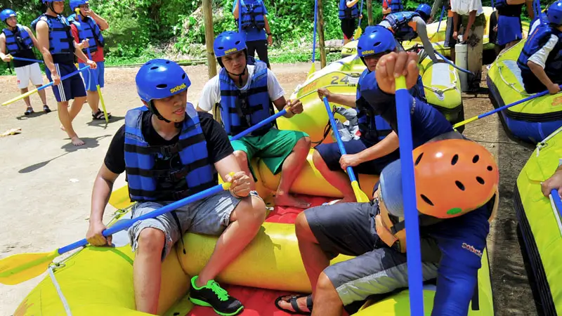 Guide leads short paddle practice before launch; helmets and lifejackets fitted.