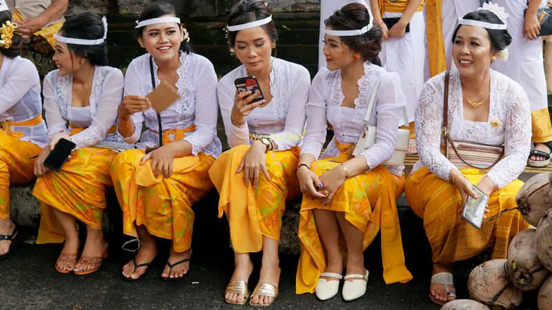 Women wearing kebaya with sarong and sash at a Balinese temple