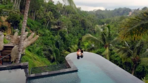 Couple in an infinity pool for a relaxed honeymoon in Ubud