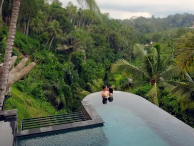 Couple in an infinity pool for a relaxed honeymoon in Ubud