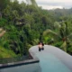 Couple in an infinity pool for a relaxed honeymoon in Ubud