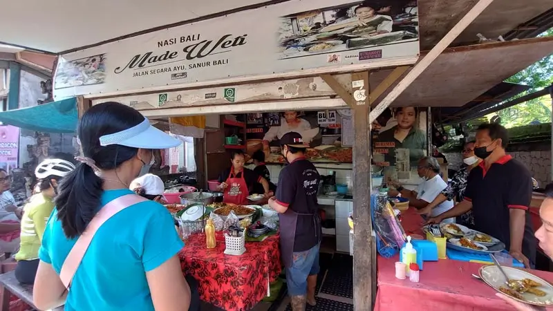 Visitors queuing at Nasi Bali Made Weti food stall at Sindhu Market Sanur