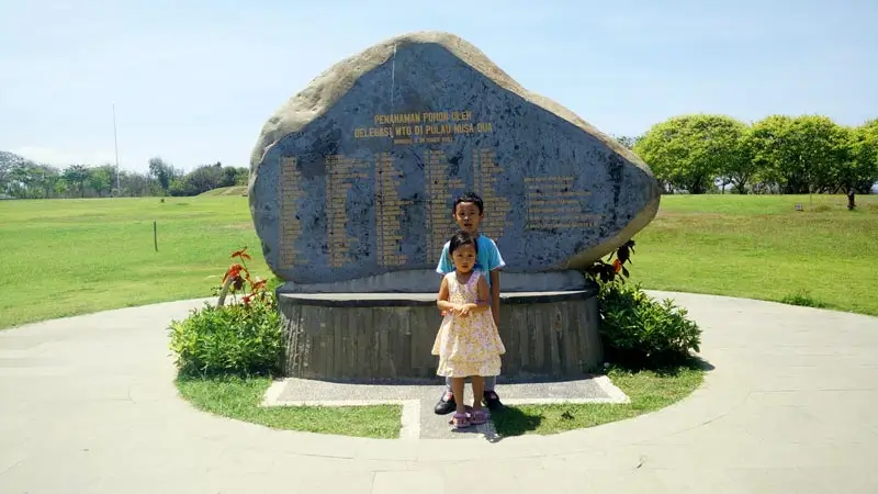 Kids at ITDC Nusa Dua park monument