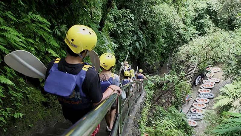 Stairs leading down to the river start point