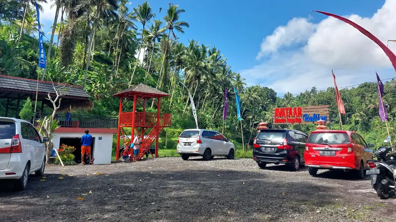 Parking area and entrance at the rafting operator base