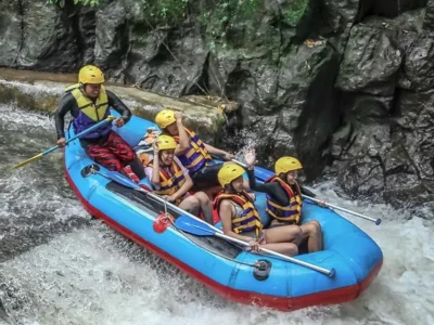 Bakas Levi Rafting guests during the rafting session