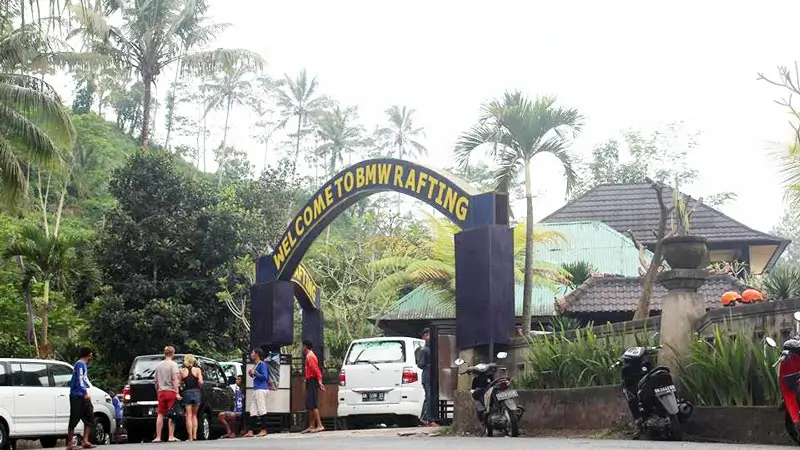 Entrance gate at the start point