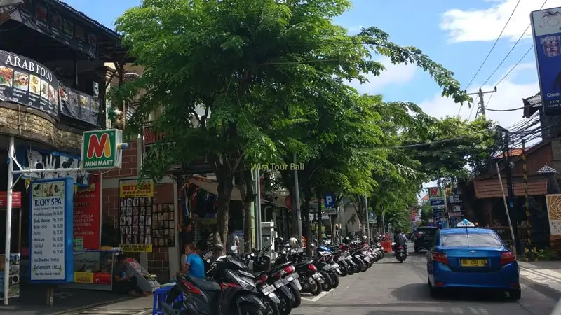 Street shops and taxis along Jalan Legian in Kuta