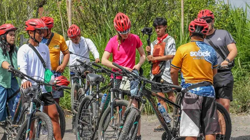Sobek Cycling Kintamani guests receive a bike briefing before the route